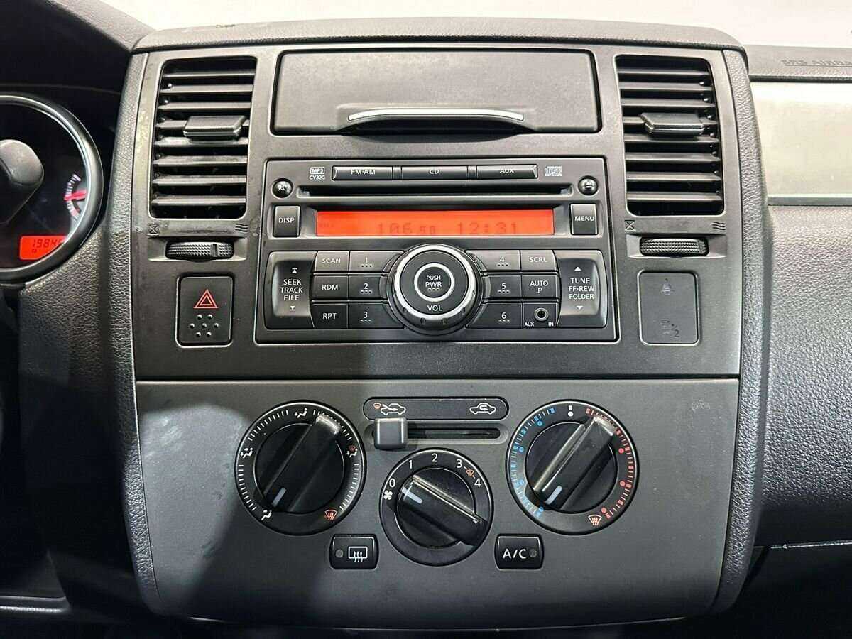 Nissan Tiida, 2010 Фото №13