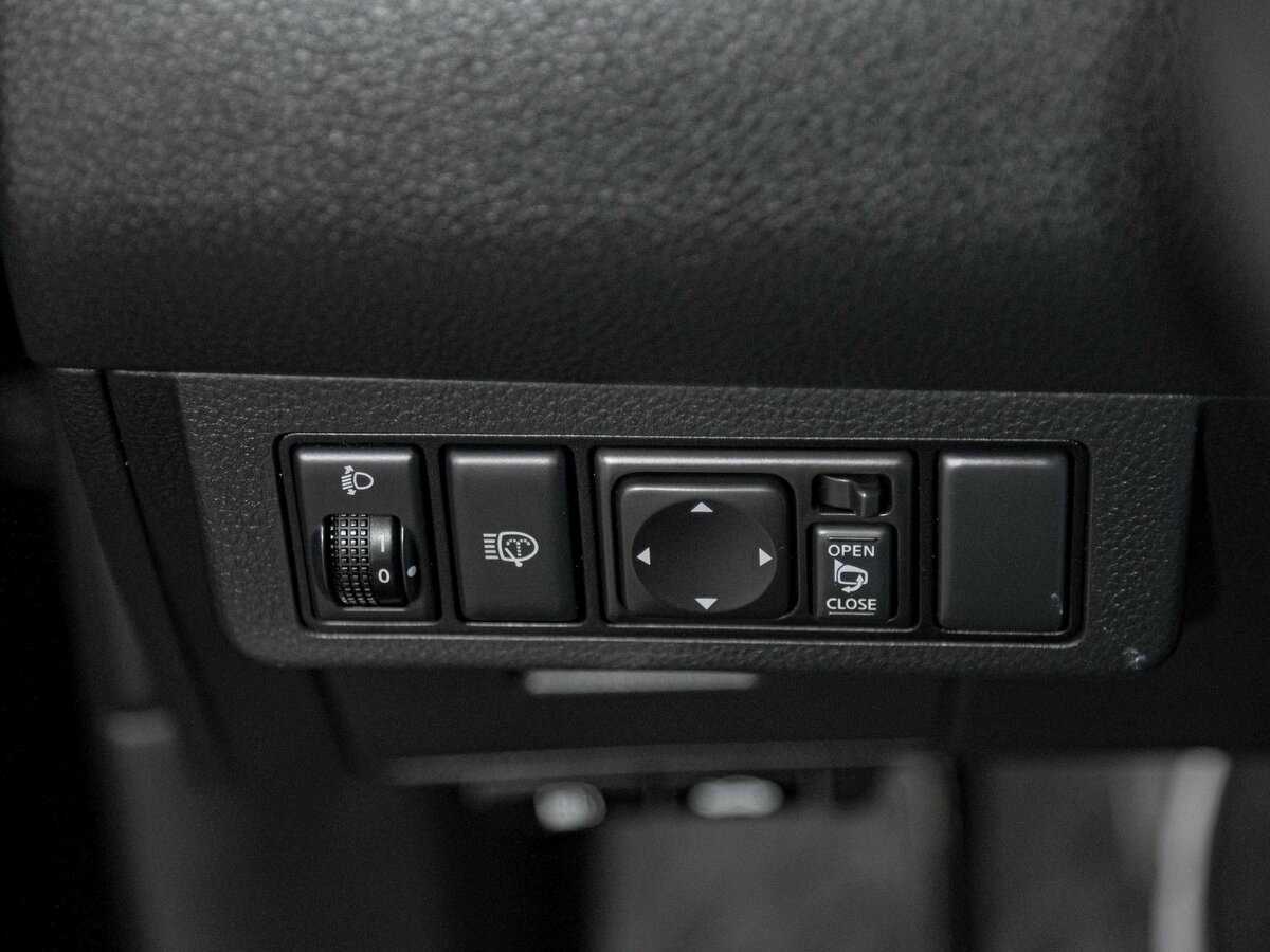 Nissan Tiida, 2010 Фото №14