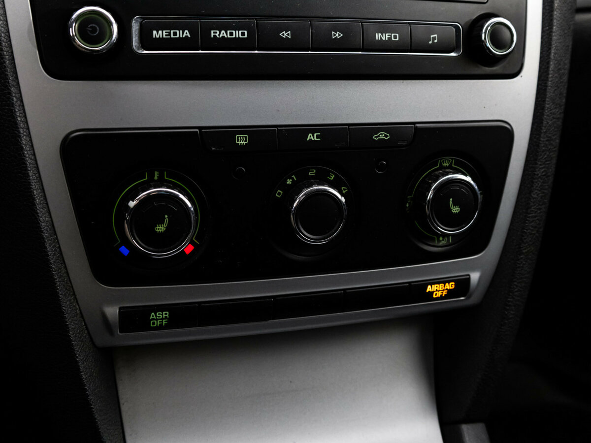 Skoda Octavia II (A5) Рестайлинг, 2011 Фото №11